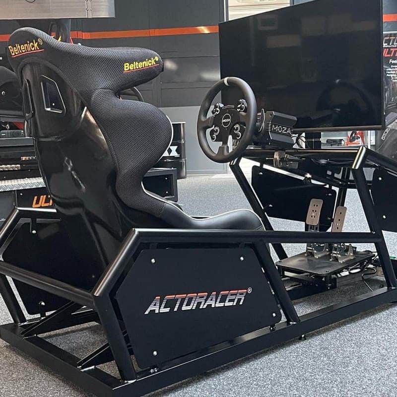 A new racing simulator from STL, since single depth model Mini with black tubular frame, large monitor, racing steering wheel and racing seat from Beltenick.